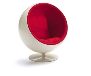 Silla bola de color blanco con interior rojo